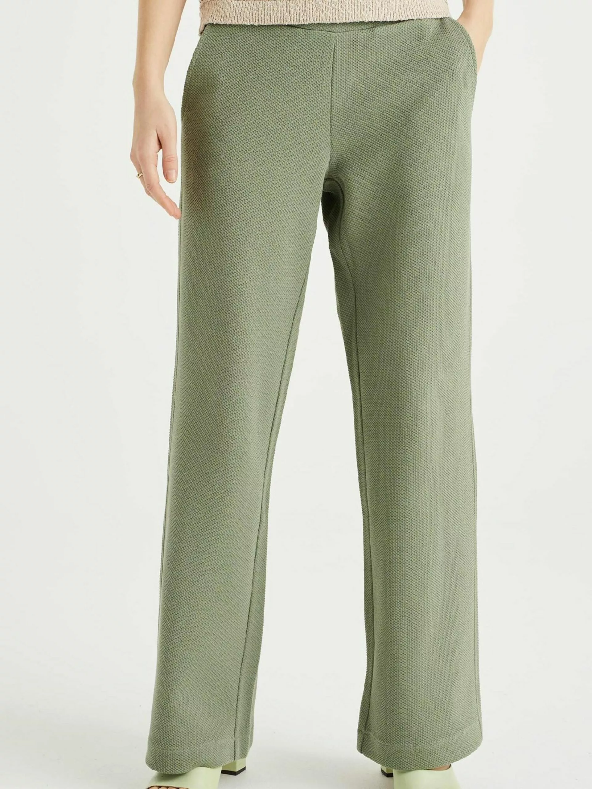 WE FASHION Pantalons De Survêtement évasé Pantalon Femme Olive 2 WE FASHION Pantalons De Survêtement évasé Pantalon Femme Olive – Image 2